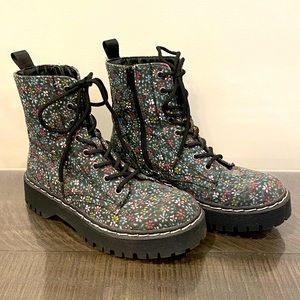 Sincerely Jules Size 6.5 Flower pattern boots